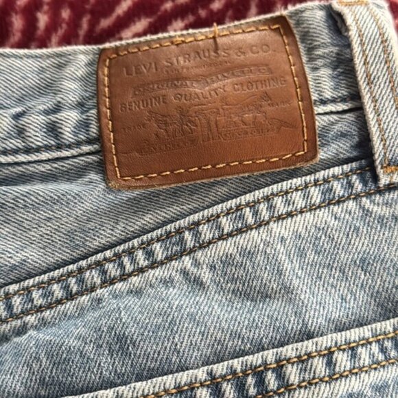 Levi's 23 Light Wash Straight Leg Mom Jean - Picture 10 of 12